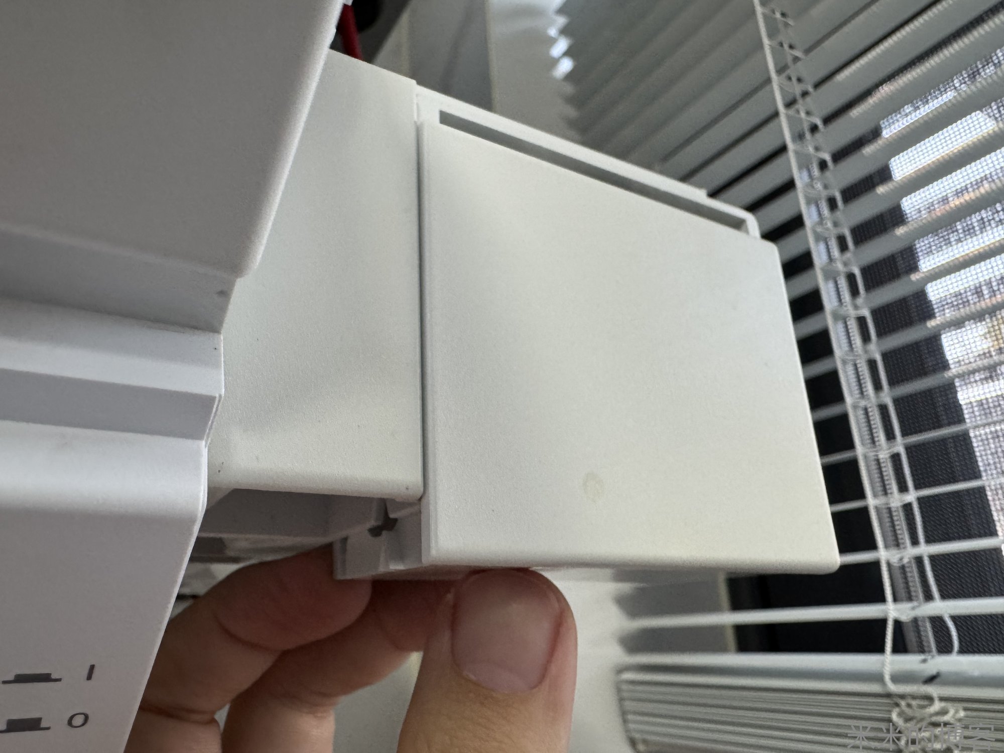 取下 Wi-Fi 模块预留仓位的盖板